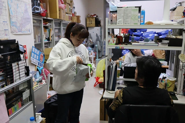 テンテン（左）の活動拠点となっている選挙事務所内の様子