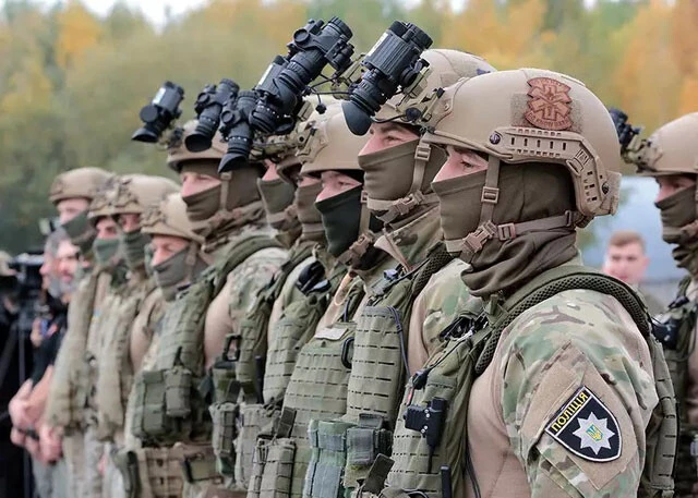 ウ軍特殊部隊兵士がその機器を背負い、秘匿偵察と同じく、身を擬装し、任務にあたる（写真：ウクライナ国防省）