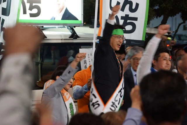 大村慎一候補の演説の様子 5月9日。沼津駅前での大村氏。自民党国会議員、県東部の首長たち、労組のトップなどの応援を浴び、熱気に満ちていた