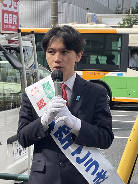 街頭で演説をする大空氏。今回の総選挙では最年少の25歳だが、堂々とした話し方はベテランの風格さえ感じた