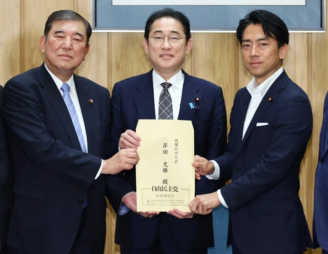 写真(左)/石破 茂(67歳) 写真(右)/小泉進次郎(43歳)