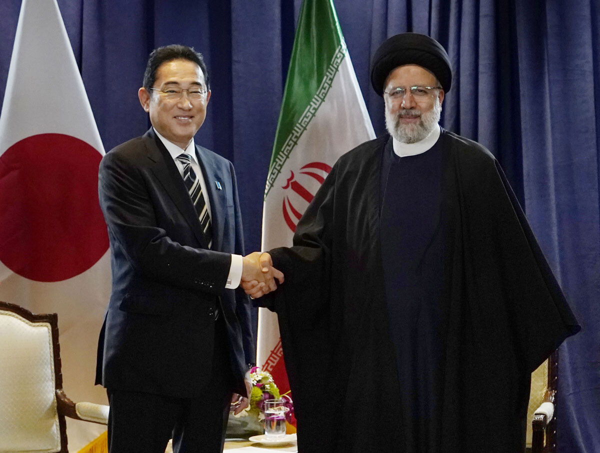 昨年9月、岸田首相は訪問先のニューヨークでイランのライシ大統領と会談。そのライシ大統領がヘリ墜落事故で急死した（写真：共同）