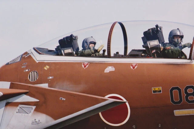 F15DJの前席に乗る山田正史元空将。機体の独特な迷彩塗装は、空自教導隊AGR独自のもの