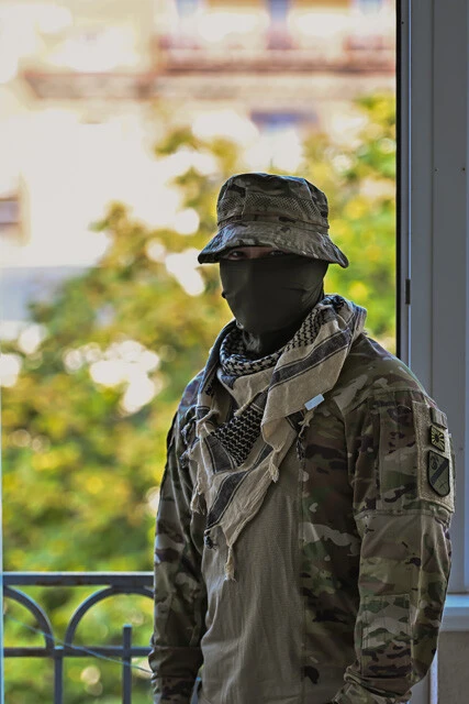 コールサイン「BIGBOSS」。20代前半、関西地方出身。陸上自衛隊で島嶼奪還作戦などを担う水陸機動団に所属していたが、ロシアのウクライナ侵略に憤りを感じて参戦を決意し、退官。昨年12月の夜間襲撃作戦での功績によりウクライナ軍から勲章を受章。現在は首都キーウで、大ケガをした左脚のリハビリに励んでいる