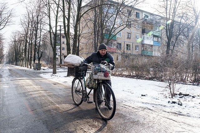チャシフ・ヤルに残った住民。水も電気も止まっており、暖を取るためにまきを集めている