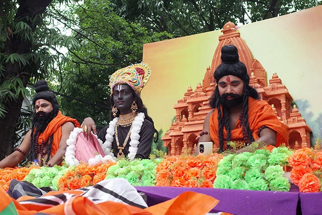 ヒンドゥー教徒に訴えかけるためか、ヒンドゥー教の神様に扮して選挙カー上に鎮座する人たち。効果はいかほどだろうか