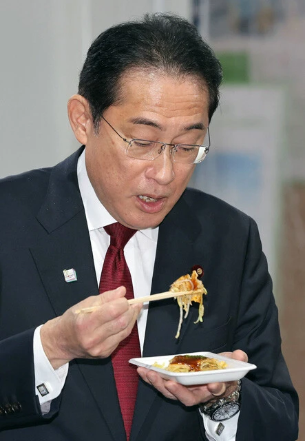 広島サミットで出されたお好み焼きを試食する岸田首相。世界の首脳にお好み焼きは、どう映ったのだろうか