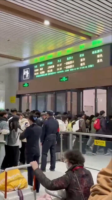 行政的には「これで大学を休むとは、けしからん!」と怒りつつも、大学生たちに高速鉄道の列車を無料開放する温情プレイも発動され、駅には大学生が殺到した(写真は中国のSNSから)