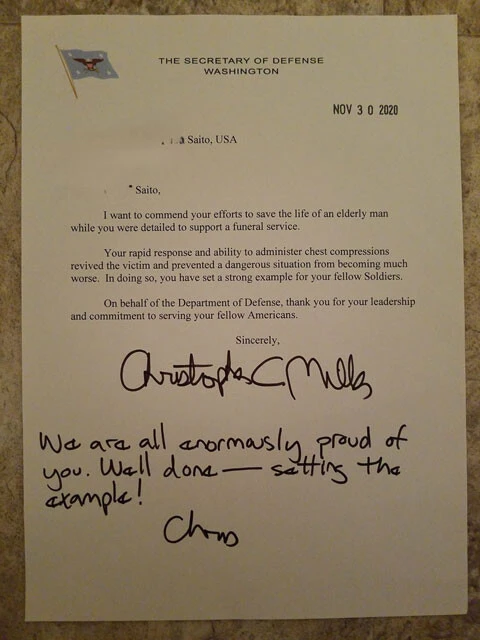 軍のとある葬式で、倒れた参列者の高齢男性を救急措置し命を救った。当時のアメリカ合衆国国防長官から届いた感謝状
