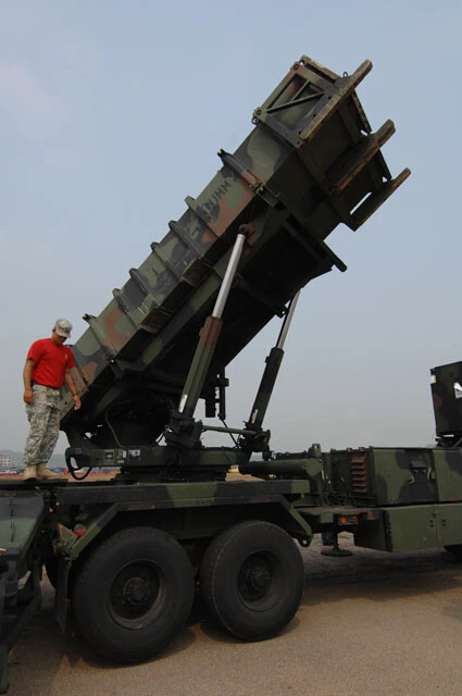 米軍がポーランドに配備していた地対空ミサイル・パトリオットが、ウクライナ軍にもうワンセット供与される。パトリオットの最大射程は180km、露空軍の1.5t滑空誘導爆弾の射程は70km。搭載しているSu34戦闘爆撃機に届いてしまう（写真：柿谷哲也）