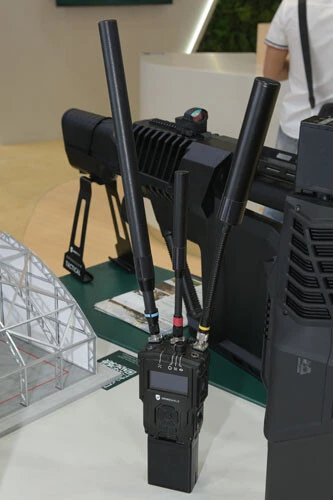 モイセイが操縦する自爆FPVドローンの電波を確実に受信できるのは、渡河ボートに乗るウ軍兵士だ。その手にはこの携帯式探知装置があれば……（写真：柿谷哲也）