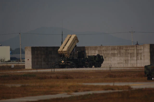 在韓米空軍烏山基地の滑走路横では、多くのパトリオット・ミサイルが北を向いている（写真：柿谷哲也）