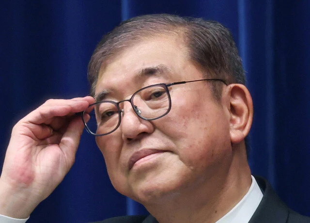 「目つきが悪い」「おにぎりをひと口で食べるのは下品」「座ったまま握手は相手に失礼」など批判殺到！　日本の代表として立派に立ち振る舞ってもらうための石破首相改造計画