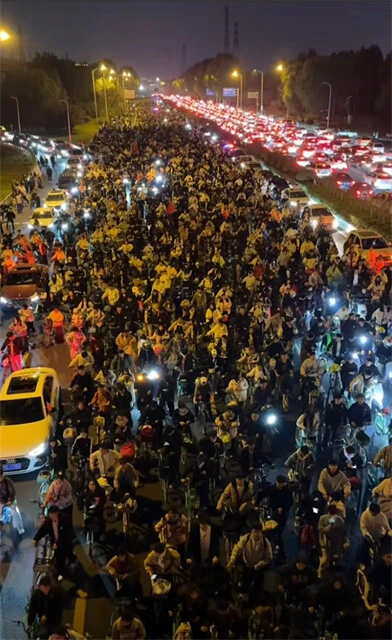 20万人を超える大学生が自転車で深夜に大移動！　中国「チャリオフ」大ブームの怪