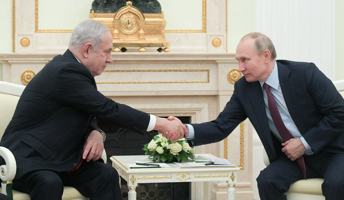 プーチン露大統領(右)とネタニヤフ・イスラエル首相(左)。中露会談がどうこうより、イスラエルの孤立がヤバい(写真:Sputnik/共同通信イメージズ)