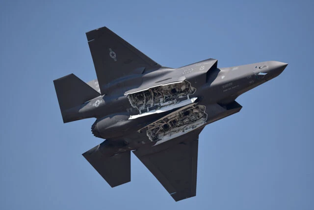 F-35Aはこの内部ステーションに、最大5700ポンド（2600kg）の各種兵器を搭載可能だ（写真：柿谷哲也）