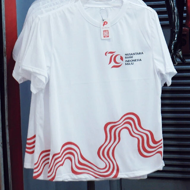 ジャカルタ市内のショッピングモールに売られていたインドネシア独立79周年Tシャツ。3万9990ルピア（約380円）でセールに出されており、あまり売れてはいないという