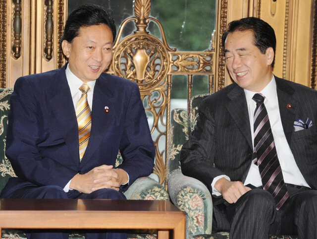 2009年の第45回衆議院議員選挙で民主党は308議席を確保し政権交代を実現。当時代表だった鳩山由紀夫氏が総理大臣となった(左)。右は副総理の菅 直人氏