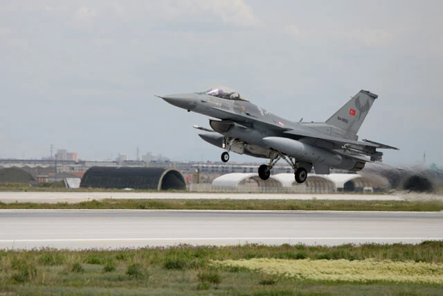 トルコ中部の基地を離陸するトルコ空軍F16。滑走路は欧米仕様の滑らかタイプ。後方には簡易な格納庫が見えたが、戦時中のウクライナではさらに強固な格納庫も必要になるだろう(写真:柿谷哲也)