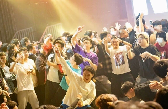 キレの良いヲタ芸を披露するファン