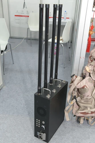 ウ軍はまず、この背負い式のドローン操縦電波を探知する装置を使用した。写真は軍事見本市では定番となった電波探知装置(写真:柿谷哲也)