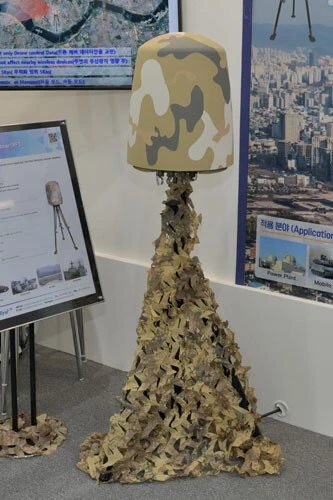 モイセイらしきドローンフィードを受信した地点には、擬装した探知装置を置いていく。写真は軍事展示会で販売される探知装置。(写真:柿谷哲也)