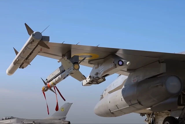 元デンマーク機の特徴でもあるチャフディスペンサー付きパイロンPIDS(右から2番目)も健在。敵ミサイルからの防御でウクライナでは不可欠だ(撮影:ウクライナ国防省)