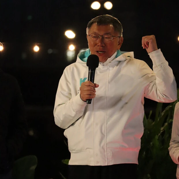 1月11日夜、台北市の北門広場で選挙集会を開いた際の柯文哲。参加した支持者はそれほど多くなかったが、国民党・民進党の両党よりも若者の比率がかなり高かった