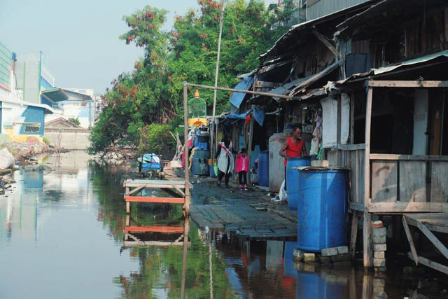 ムアラバル地区の貧困地帯。今にも住宅をのみ込もうとするほど周辺の水位が上がっている