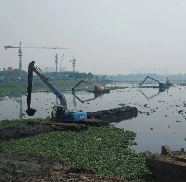プルイット地区の湿地帯では水草の除去や水位を下げるために重機が日々、土の掘削作業を続けている