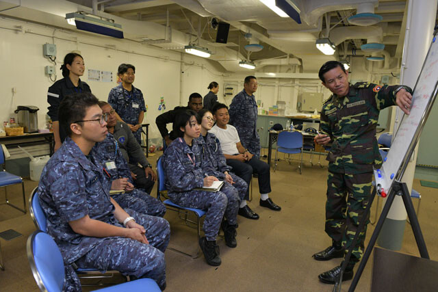 日本の海自、海保だけでなく、シップライダーたちからも自国に関してのプレゼンが行なわれた（写真：柿谷哲也）