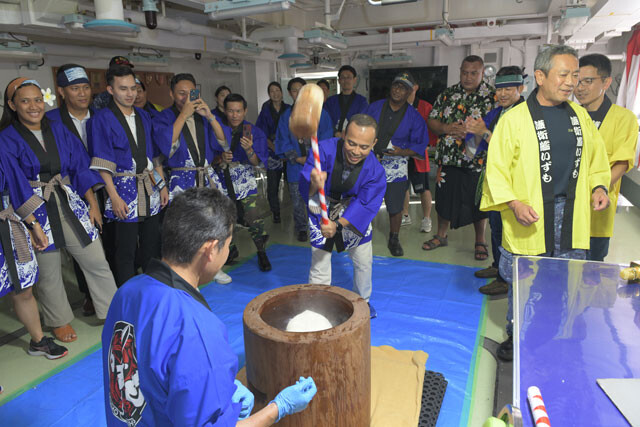 餅つき大会では、シップライダーたち全員に祭用の半被（はっぴ）がプレゼントされ、全員参加で盛大に行なわれた（写真：柿谷哲也）