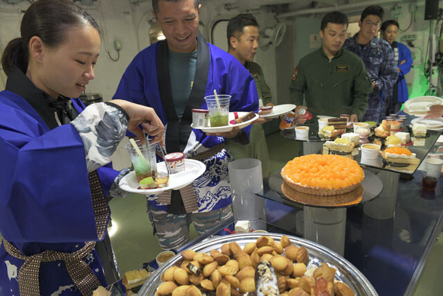 餅つき大会の後は、スイーツ大会に移行（写真：柿谷哲也）