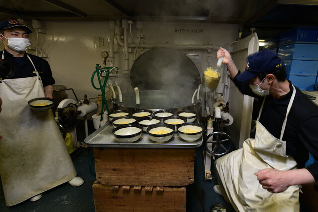 個別撃破いずも飯の第二弾は日本食の主力、うどん？（写真：柿谷哲也）