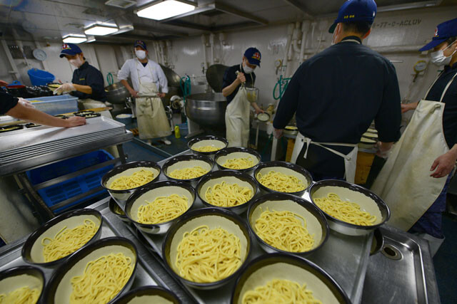 丼に盛られた大量の麺。発艦準備良し（写真：柿谷哲也）