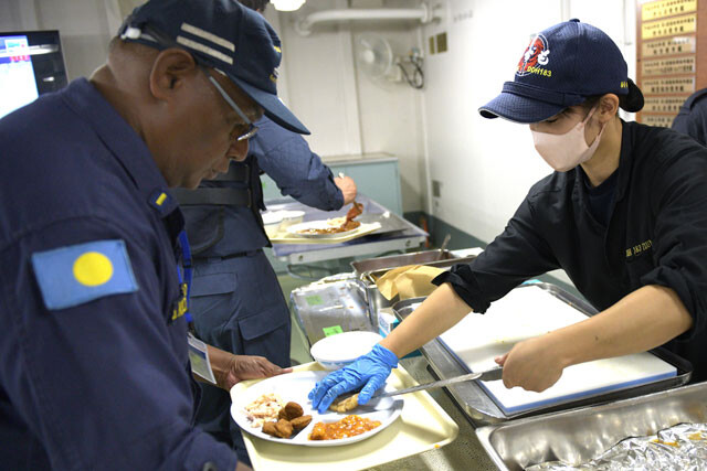 給養員たちはいずも飯をシップライダーたちのトレイに丁寧に「装填」していく（写真：柿谷哲也）