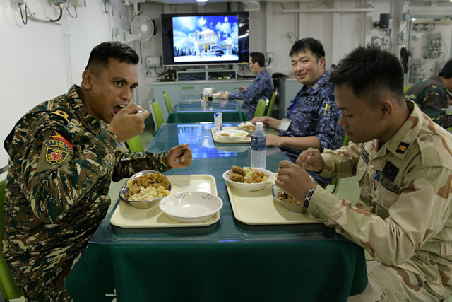 各国のシップライターたちは、日本食の虜になっていく（写真：柿谷哲也）