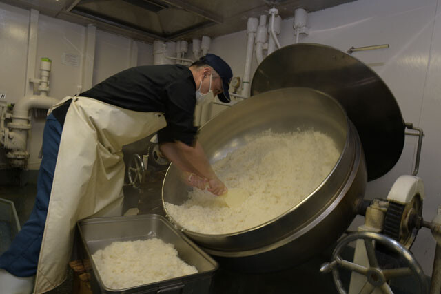 日本食の主力、米がいずも飯に用いられようとしている。米食こそ日本食の基本主力兵器である（写真：柿谷哲也）