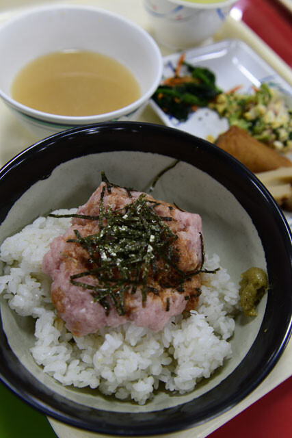 個別撃破いずも飯の第三弾は「まぐろ丼」だ。寿司の雰囲気と米丼のコラボは、シップライダーの脳幹を旨さで痺れさせる。しかし、本当のいずも飯最終兵器は別にある（写真：柿谷哲也）