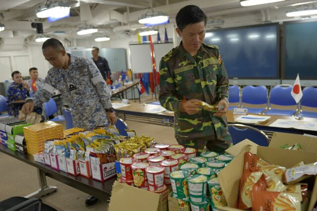 実は、多目的会議室の壁際にはお菓子屋さんが常設されていた（写真：柿谷哲也）