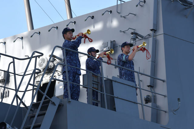 「食べ方、止め」のラッパが艦内に鳴る（注：本当には鳴りません）。シップライダーはいずも飯と共に完璧に日本の虜になる（写真：柿谷哲也）