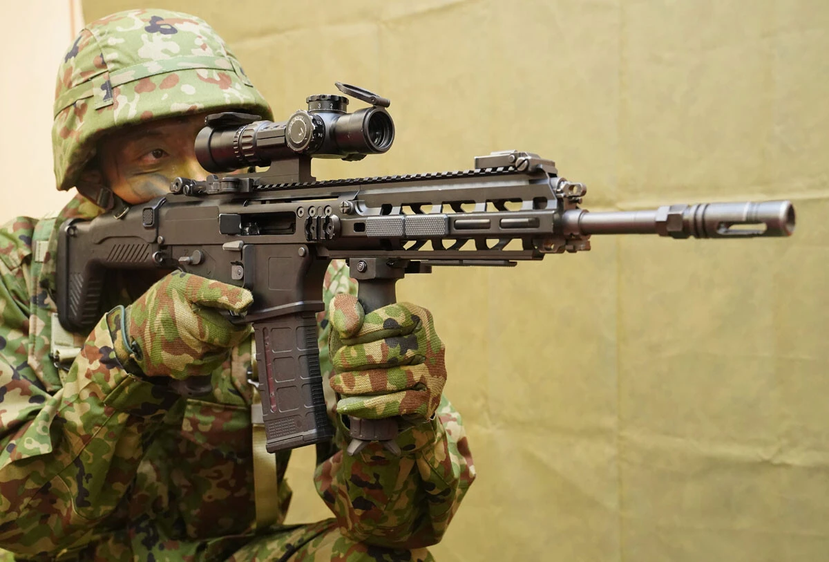 陸上自衛隊の最新自動小銃「20式5.56㎜小銃」。豊和工業が今年度までに計2万8000丁ほどを納入するが、部品の多くは輸入品。円安はコストに影響する