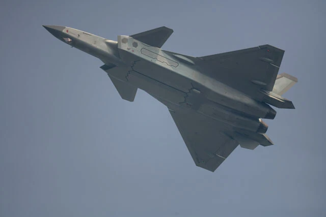 中国ステルス戦闘機J20は、F-22並みの超音速巡航が可能になったらしい(写真:柿谷哲也)