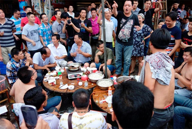 2013年の玉林犬肉祭りの様子。「牛は食べてよくて犬はなぜいけない」と熱弁を振るう男に周囲から喝采が飛んだ