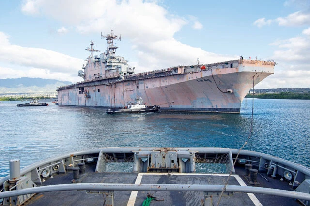 新型爆弾「クイックシンク」によって、退役済みの米海軍タラワ級強襲揚陸艦が実際に撃沈された