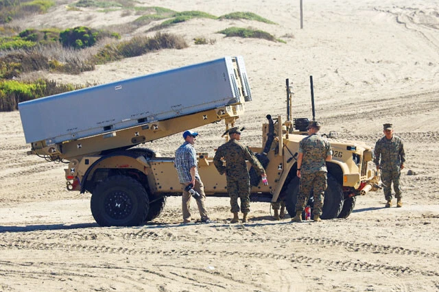 米海兵隊の最新鋭の地対艦ミサイルシステム「ネメシス」。輸送機やヘリ、船艇などで運搬できる機動性がウリで、台湾有事の際は日本の南西諸島各島に配備される可能性大