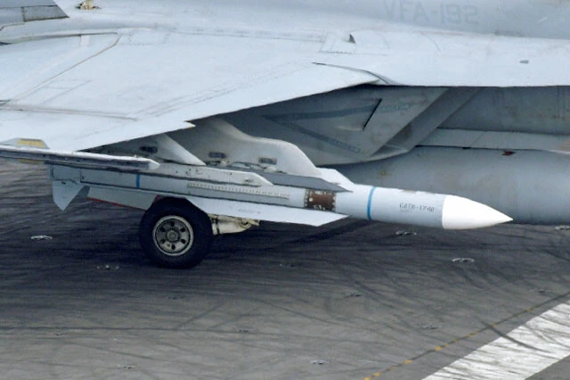 米空母から発艦する戦闘機FA-18。中国軍の対艦ミサイルを迎撃するため、対空ミサイルSM-6を航空機に搭載できるよう改造した対空ミサイル「AIM-174B」(下)を装備