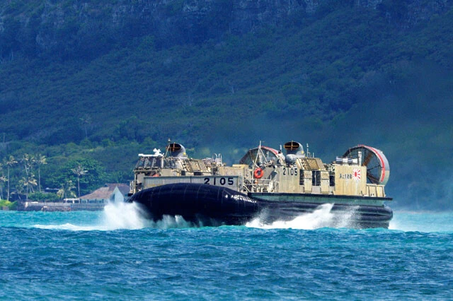 海自輸送艦「くにさき」(上)から、ペルー海兵隊の人員と軽装甲車両を載せたLCAC(エアクッション型揚陸艇、下)が発進。多国籍軍による海浜部への上陸作戦だ