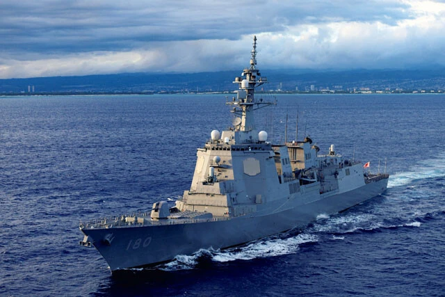 海上には、まや型イージス護衛艦「はぐろ」が展開。敵の弾道ミサイル攻撃に備えつつ、搭載する対潜ヘリで潜水艦への対処も担う