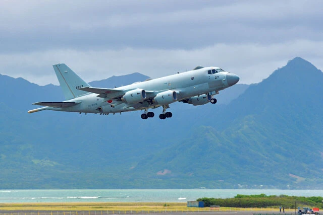 海自哨戒機P-1。敵艦艇や潜水艦への警戒に加え、ハープーン対艦ミサイル、短魚雷による対水上艦・潜水艦攻撃も可能